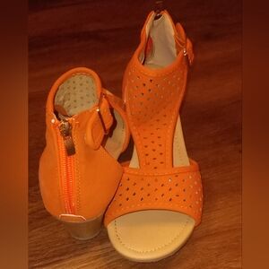 Bella Dia wedge sandal in orange siz 8.5